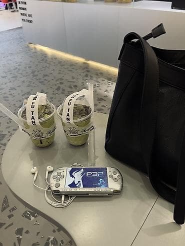 На продажу легенда psp-3000 в серебристом цвете и в отличном at lalafo.kg На продажу легенда psp-3000 в серебристом цвете и в отличном