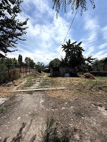 Кыймылсыз мүлк: 🏡 Продается дом в Сокулуке! 📍 Всего 200 метров от трассы! 🏠 Площадь — 4