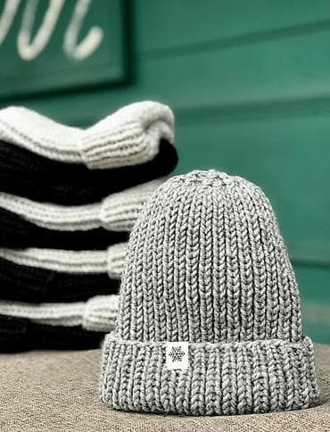 made: Шапка из шерсти в светло-сером цвете, в отличном состоянии за 1000 — 1