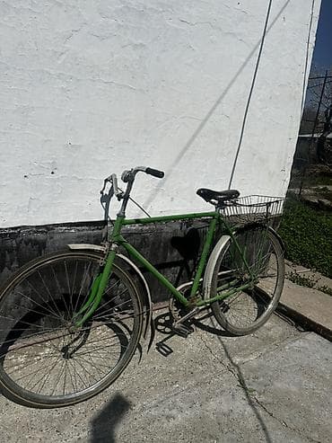 Городской велосипед с прямой рамой и багажной корзиной - Классическая