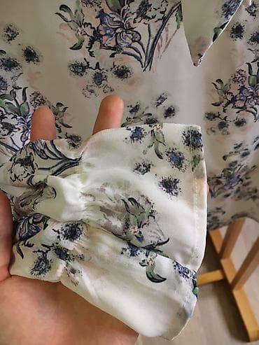 Жеке буюмдар: Нежная блузка с цветами Цвет: белый Состояние: 11/10(Нового) Размер — 4