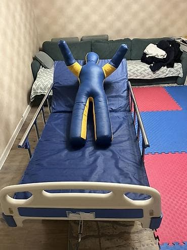 Медтовары: Функциональная медицинская кровать на колесах с механической — 6