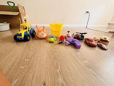 Игрушки и новы стул