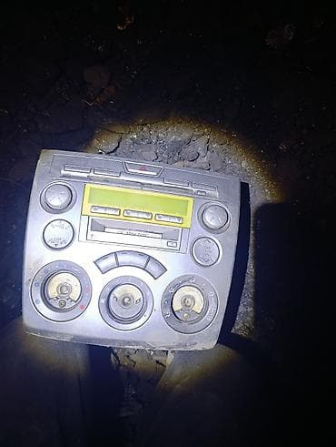 Штатная центральная консоль с аудиосистемой и блоком климат‑контроля