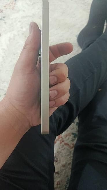 Смартфон с плоскими гранями и большим безрамочным дисплеем. Экран с