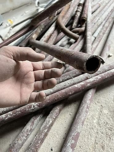 продаю бу трубы: Металлические трубы/отрезки, набор разной длины и формы. Материал — 2