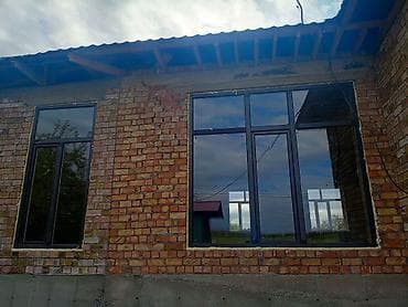 Алюминиевые окна и входная дверь с темным профилем - Материал