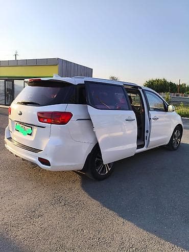огни: Kia Carnival: 2018 г., Минивэн — 5