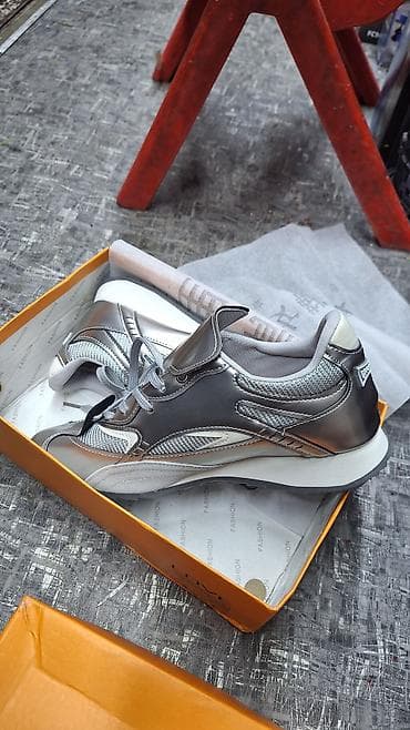 сороконожки 42 размер: Кроссовки /унисекс, серебристые, в футуристичном стиле. Описание: - — 2