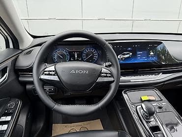 GAC: AION S — электрический седан (лифтбек) белого цвета. Запас хода 460 км — 5
