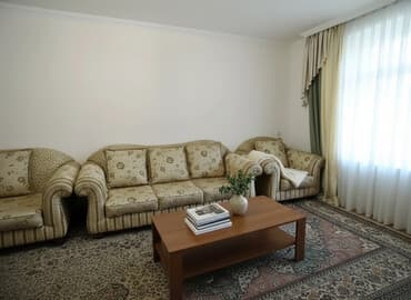 диваны кожаные бу: Прямой диван, Б/у, Трехместный — 1