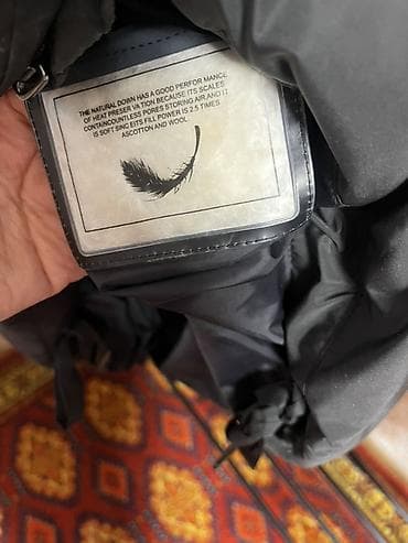 Жеке буюмдар: Пуховик черный, удлиненный, с капюшоном. Размер 48 Особенности: - — 3