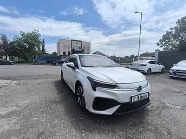 электромобиль станции зарядки: Электромобиль GAC Aion S, белый седан. Ключевые особенности: - — 4