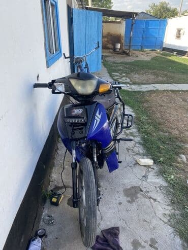 мото мапет: Мопед с черной рамой и синим обвесом. Модель куп 125 не надо оснащена — 3