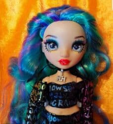 детский домик для кукол: Продаю кукол рэйнбоухай из своей коллекции (стояли на полке) — 6