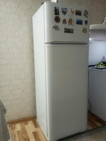 Холодильник двухкамерный,б/у классический белый цвет. Верхняя камера —