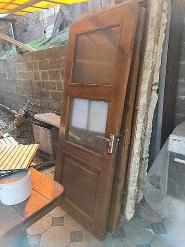 Деревянная межкомнатная дверь с остеклением.и одна цельная -