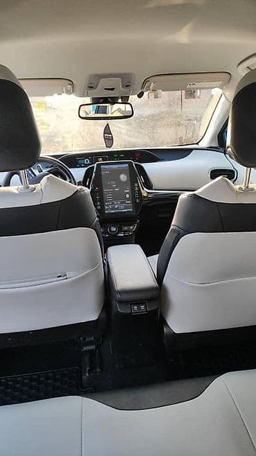 lada 4x4: Toyota Prius: 2020 г., 1.8 л, Гибрид — 1