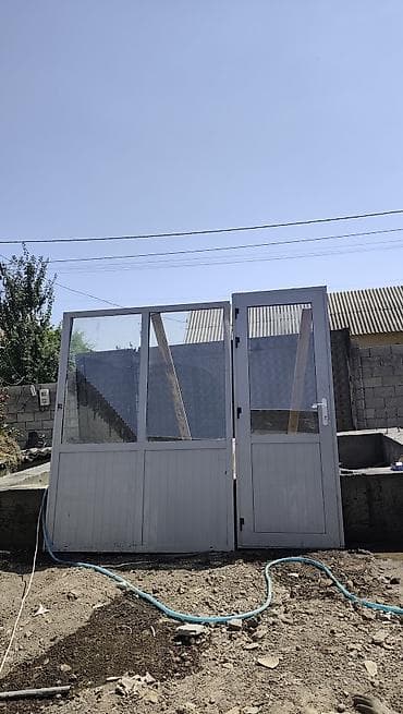 Двухстворчатые уличные ворота с калиткой, остеклённые, белые — 2
