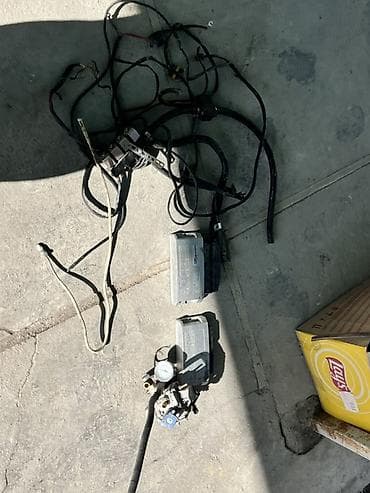 Комплект газобаллонного оборудования (ГБО) для автомобиля. В составе