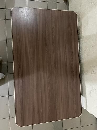 stol: В хорошем состоянии, есть один дефект (показано на фото, задели при — 4