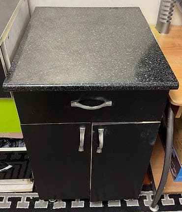 Мебель: Комод с 4 выдвижными ящиками и кухонная тумба. Комод: - Материал — 5