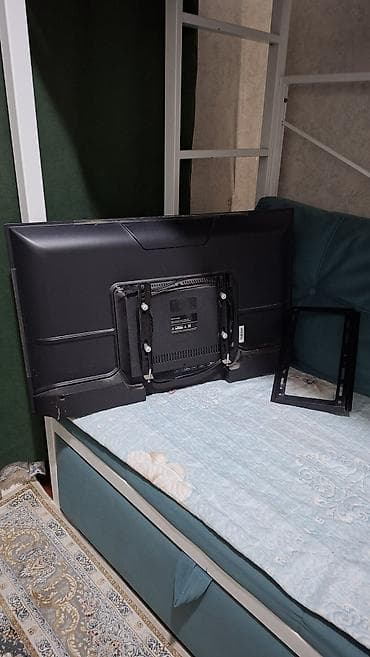 studio display: Samsung SMART. Телевизор с плоским экраном, диагональ около 32–40 — 3
