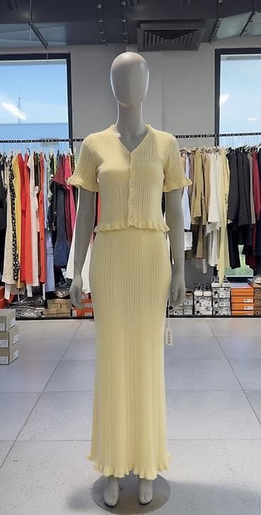 Вязаный комплект из двух изделий в нежно‑жёлтом цвете. Состав набора