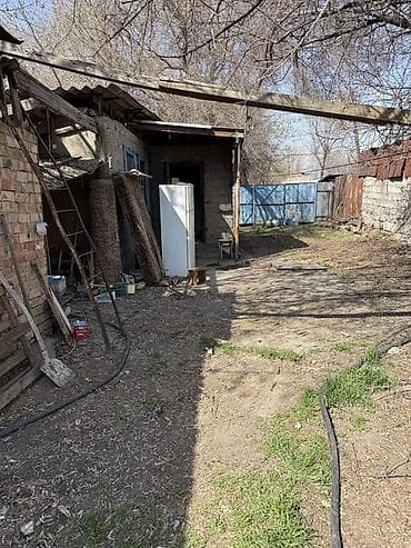 хоз постройки: Дом расположены в селе военно Антоновка по улице Ленина участок 8 .83 — 2