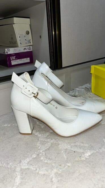 рабочий обув: Белые женские туфли на устойчивом каблуке. Б/у - Размер: 38 (указан — 1