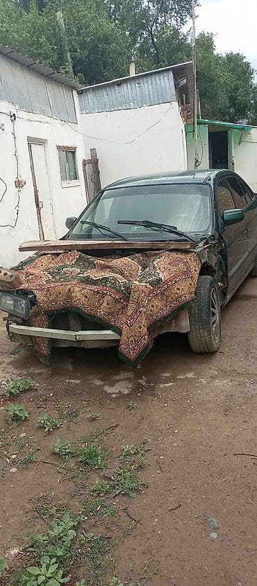 битую машину: Mazda 626, зеленый седан (поколение конца 1990‑х – начала 2000‑х). - — 1