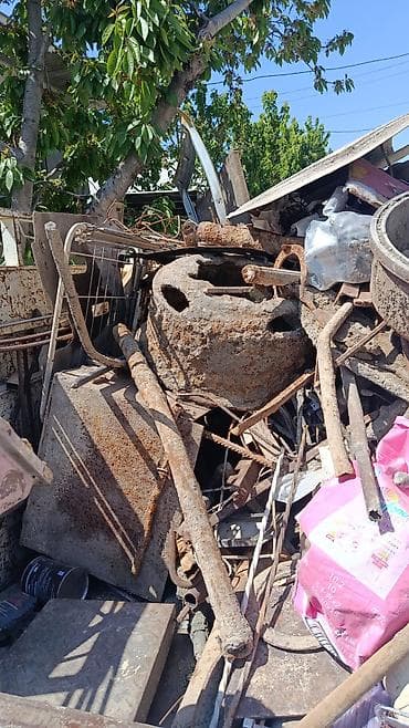 Старые чугунные радиаторы отопления и металлолом. Описание: - — 1
