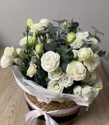 я ищу цветы: Букет в корзине: белая эустома и эвкалипт - Состав: пышные ветки — 1