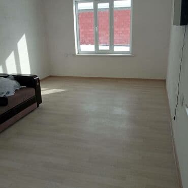 дом в рассрочку токмок: Сдается частный дом.Светлая комната с большим окном и ламинатом - — 1