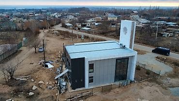 Современное здание с панорамным остеклением и архитектурной башней -