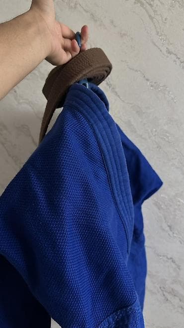 Синий кимоно для дзюдо Adidas с коричневым поясом. 170-180 см