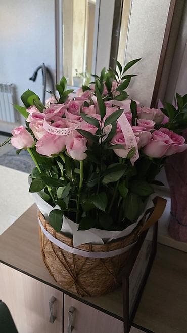 подарки на 23 февраля коллегам: Корзина с розовыми розами - Состав: крупная композиция из роз в — 2