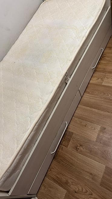 Эмерек: Односпальная кровать 'состояние почти новое цена 9500 самовывоз .видео — 9