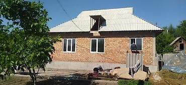 Дом из кирпича с мансардой и бетонным цоколем. Крыша из