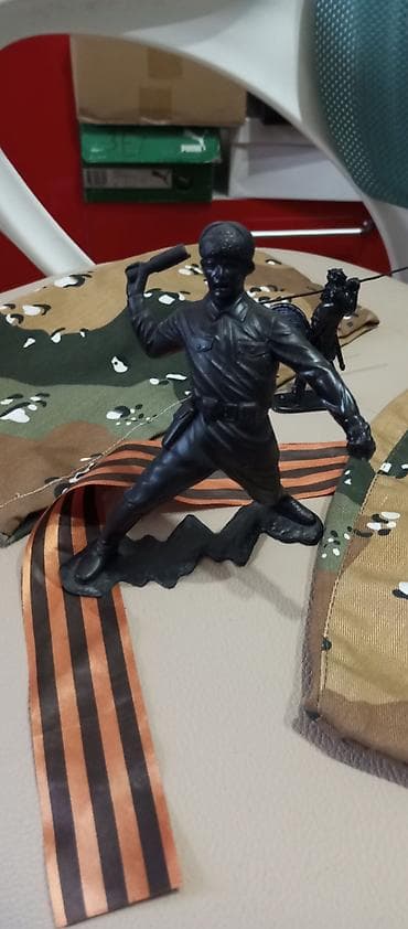 военная шапка: Пластиковая фигурка солдата (игрушечный солдатик) - Материал: твердый — 2