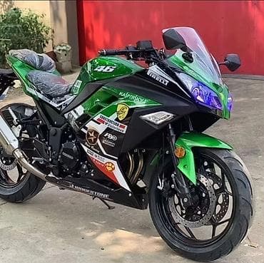 Спортивный мотоцикл в стиле supersport, зелёно‑чёрный, с