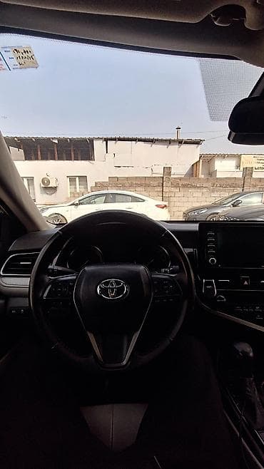 малометражка машина: Toyota Camry: 2021 г., 2.5 л, Вариатор, Гибрид, Седан — 5