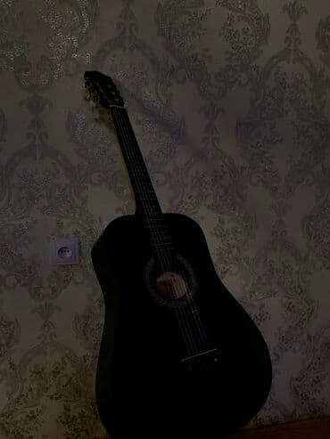электрогитара для новичка: Классическая акустическая гитара струны металичиские, черного цвета — 1