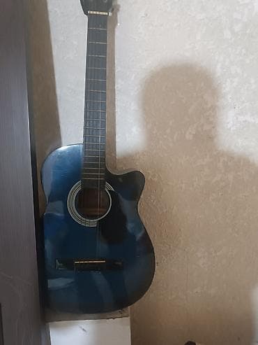 клавишные инструменты: Акустическая гитара с вырезом (cutaway), шестиструнная. - Корпус — 1