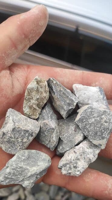 декоративный камень для сада: Щебень серого цвета, состоящий из камней среднего размера. Подходит — 5