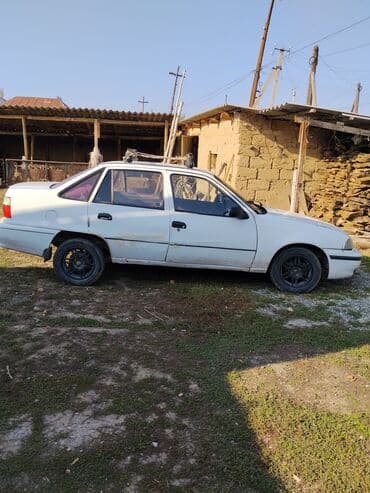 Daewoo Nexia: 2002 г., 1.5 л, Механика, Бензин, Седан