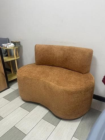 Компактный дизайнерский диван-банкетка в современном стиле - Форма