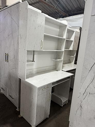 Компьютерный стол, С полками