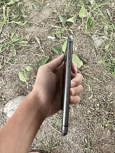 es 10: IPhone 11, Черный — 3