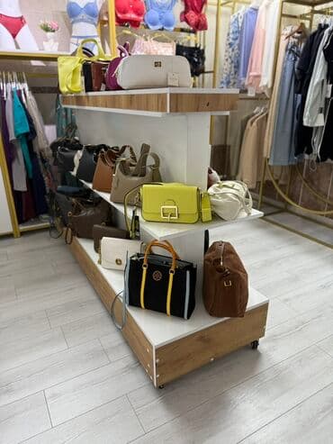 оборудование в бутик: Элегантная вешалка для одежды в золотистом цвете, идеально подходит — 3